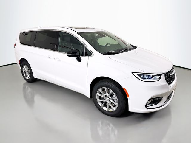 2026 Chrysler Pacifica Limited's photo