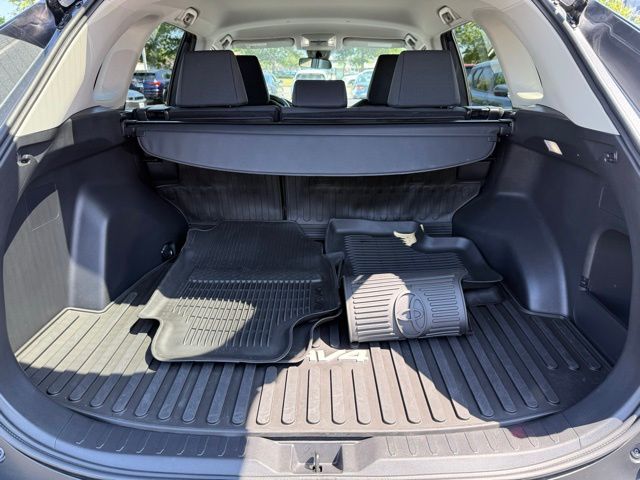 2022 Toyota RAV4 LE photo 14