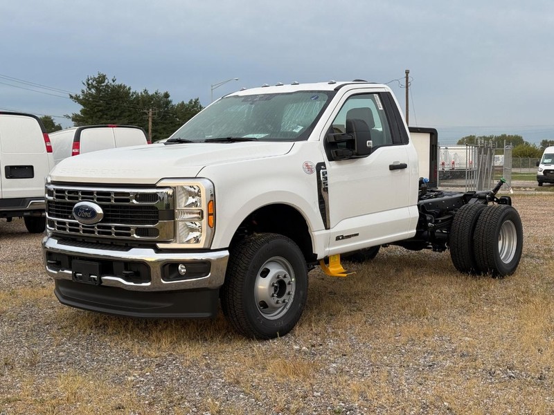 2026 Ford F-350 Super Duty Chassis Cab XL's photo