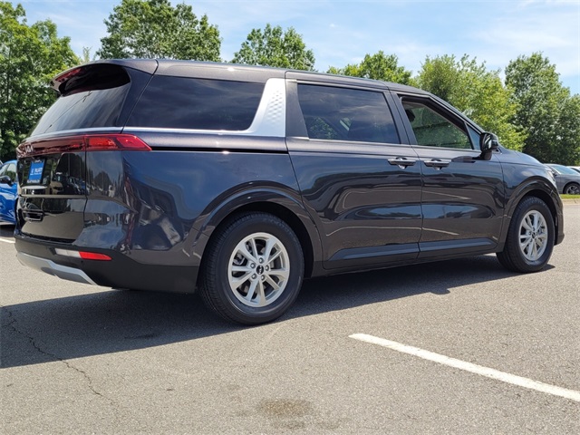 2024 Kia Carnival LX photo 3