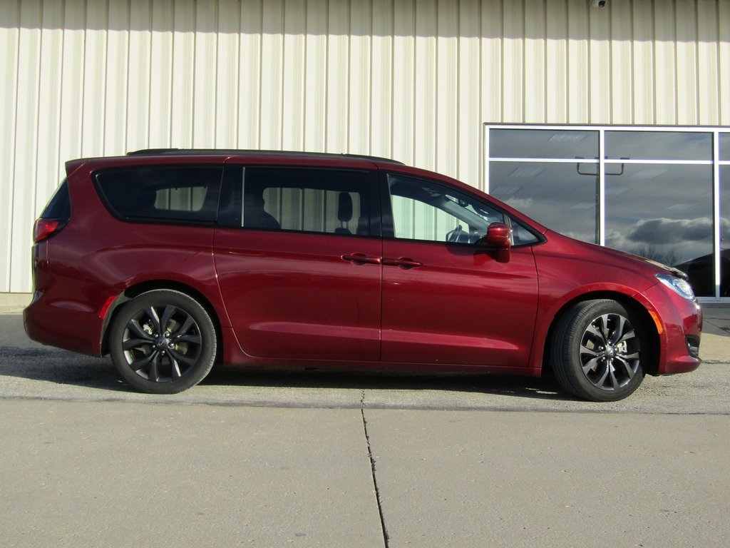 2020 Chrysler Pacifica Touring L photo 2