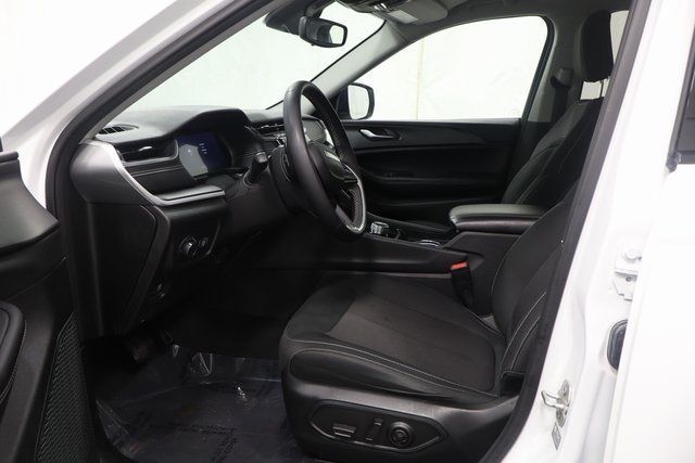 2023 Jeep Grand Cherokee Laredo photo 9
