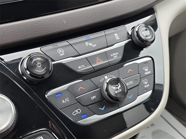 2018 Chrysler Pacifica Touring L photo 25