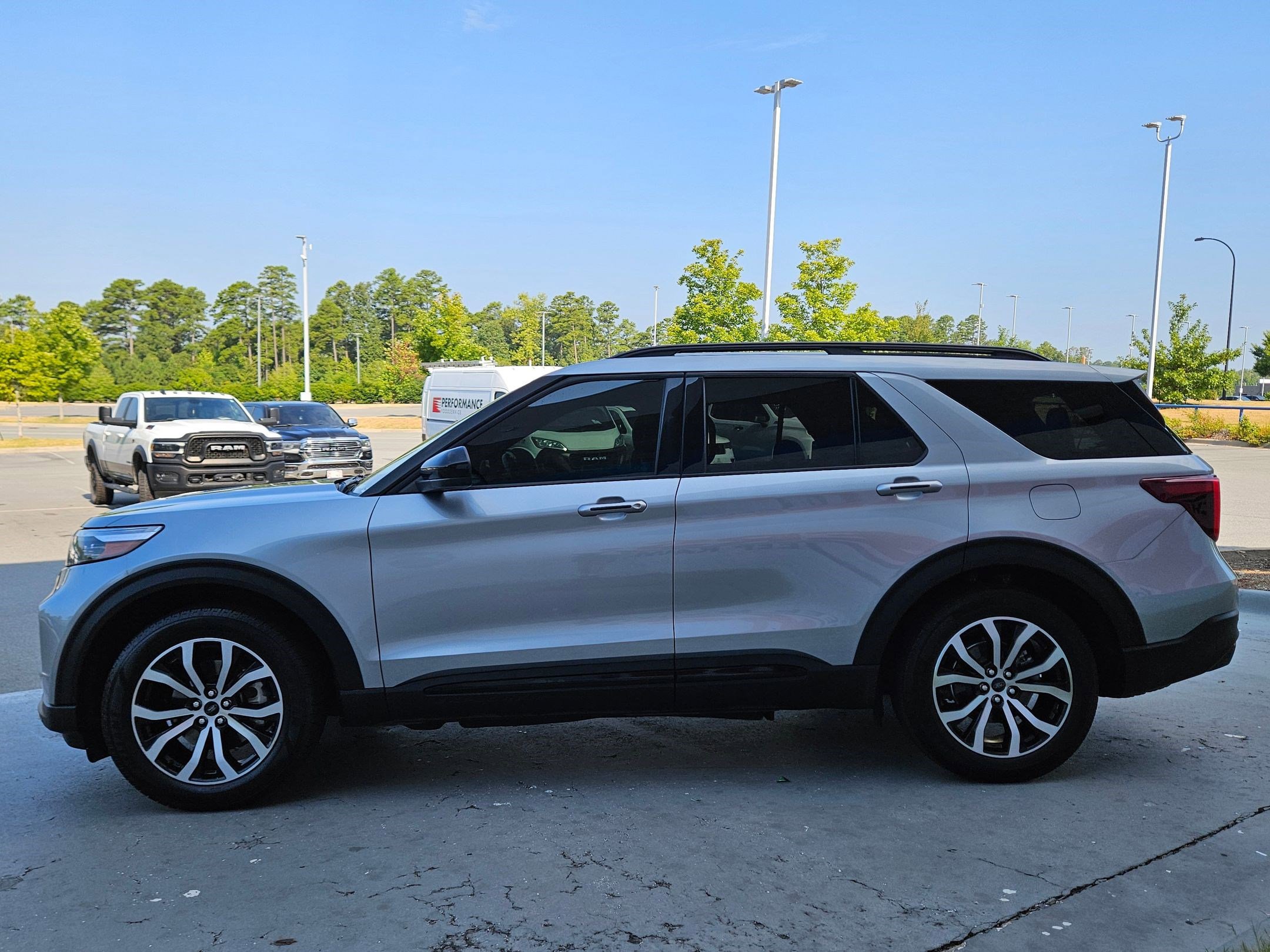 2023 Ford Explorer ST photo 4