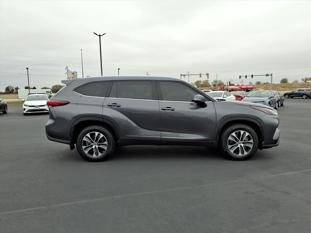 2022 Toyota Highlander XLE photo 2