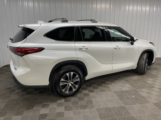 2022 Toyota Highlander XLE photo 3