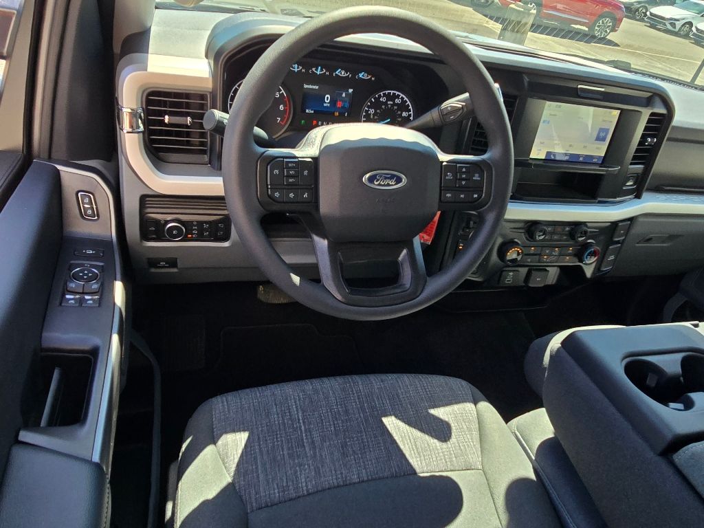 2025 Ford F-350 XLT photo 4