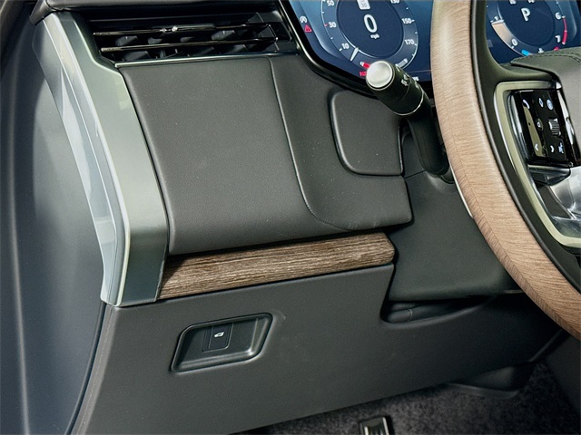2025 Land Rover Range Rover SE photo 10