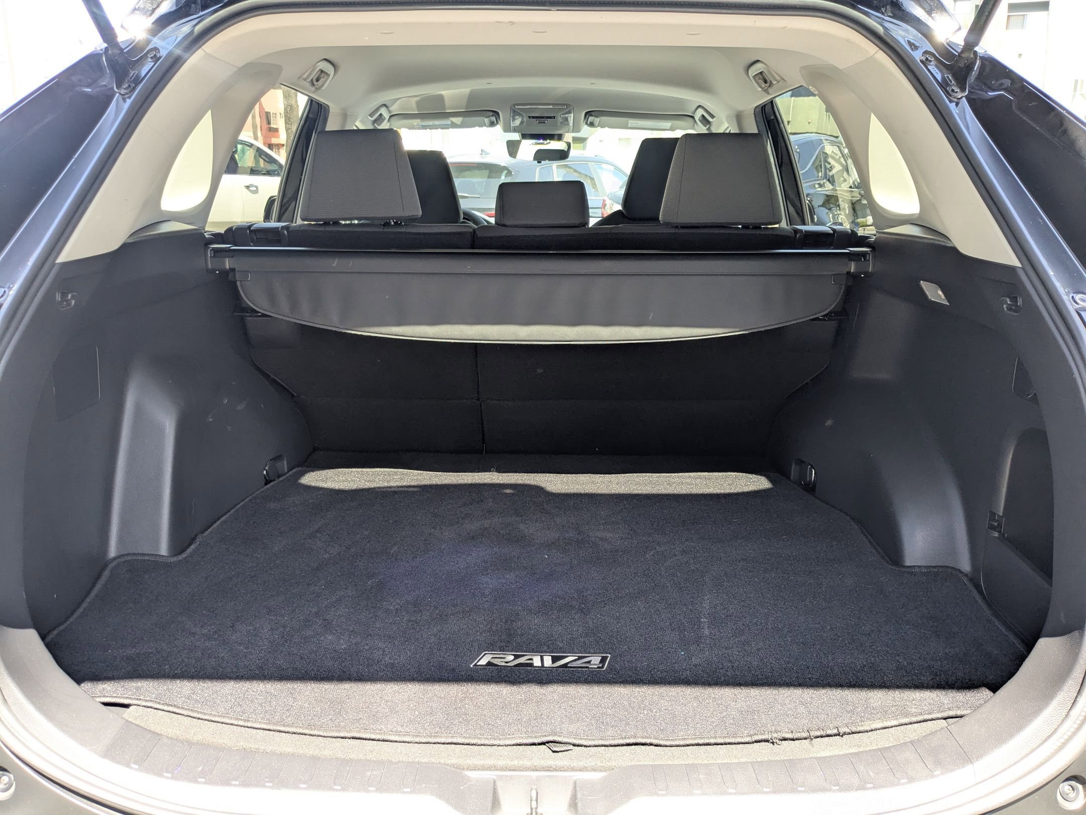2021 Toyota RAV4 XLE photo 4