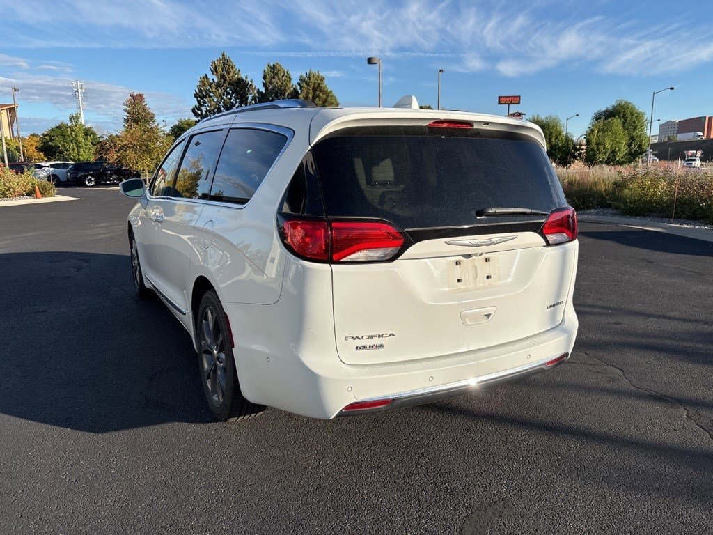 2017 Chrysler Pacifica Limited photo 3