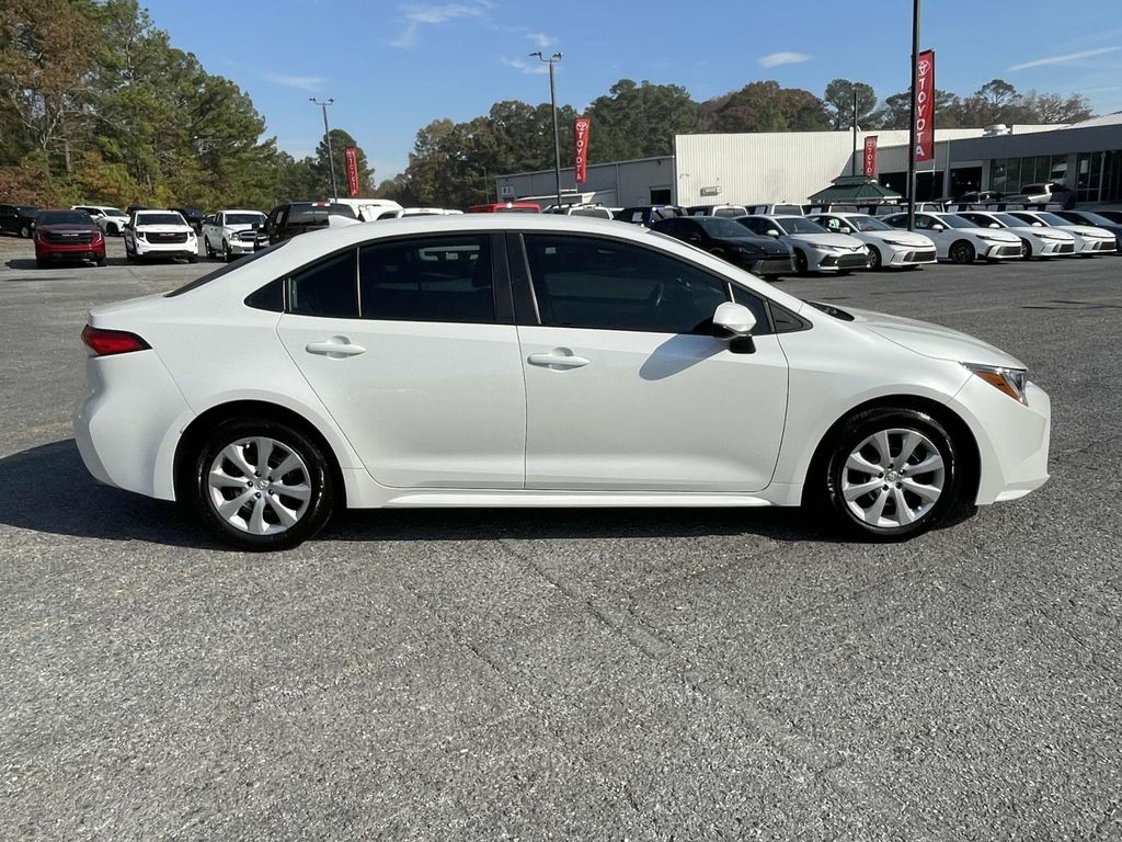 2025 Toyota Corolla LE photo 2