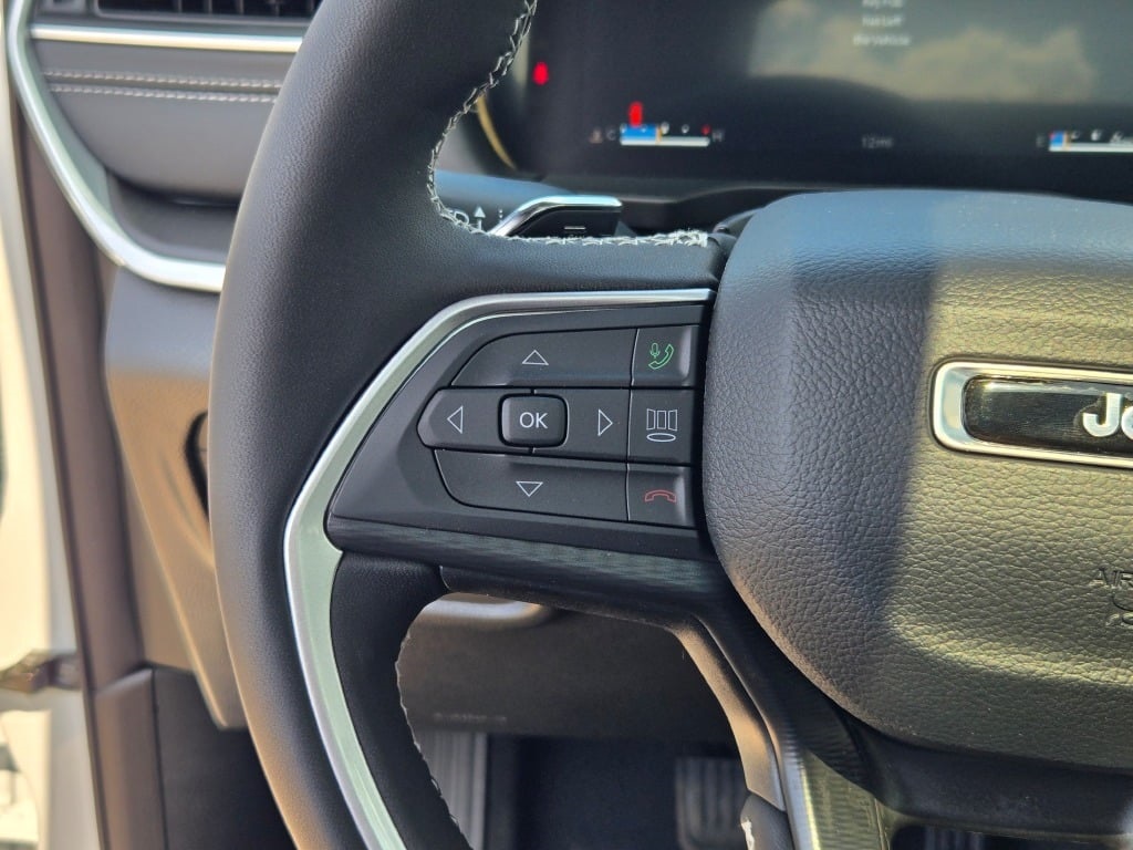 2025 Jeep Grand Cherokee Laredo photo 26