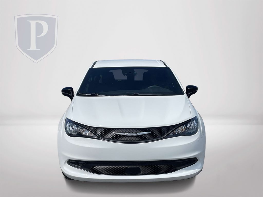 2025 Chrysler Voyager LX photo 2