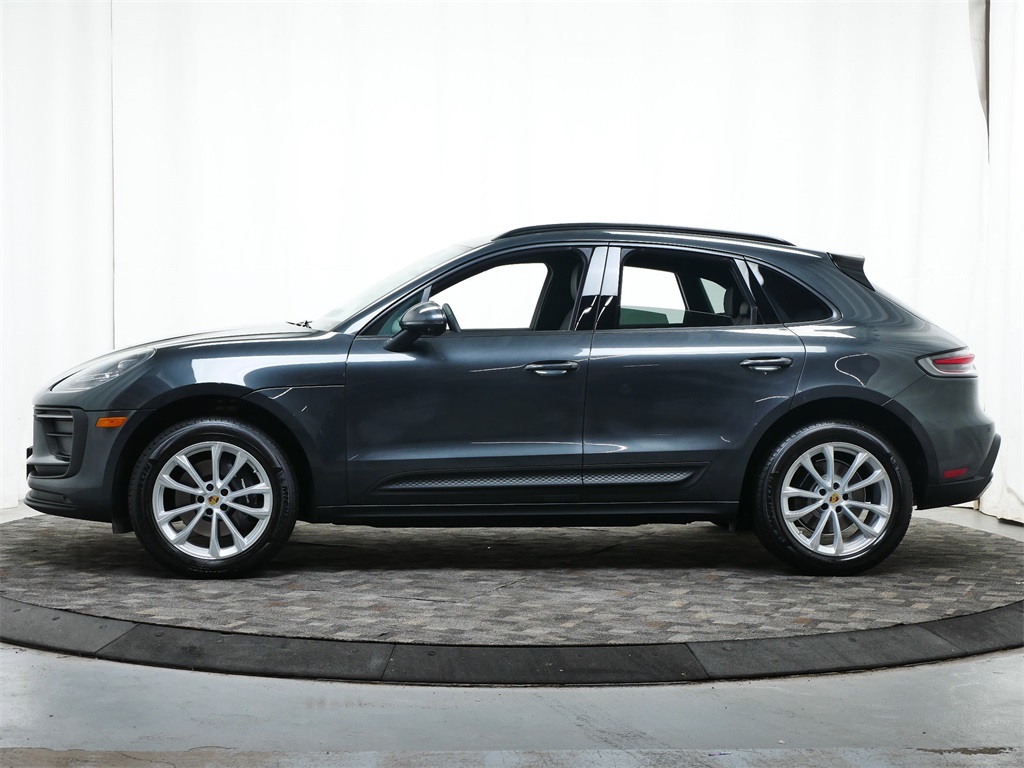 2025 Porsche Macan T photo 2