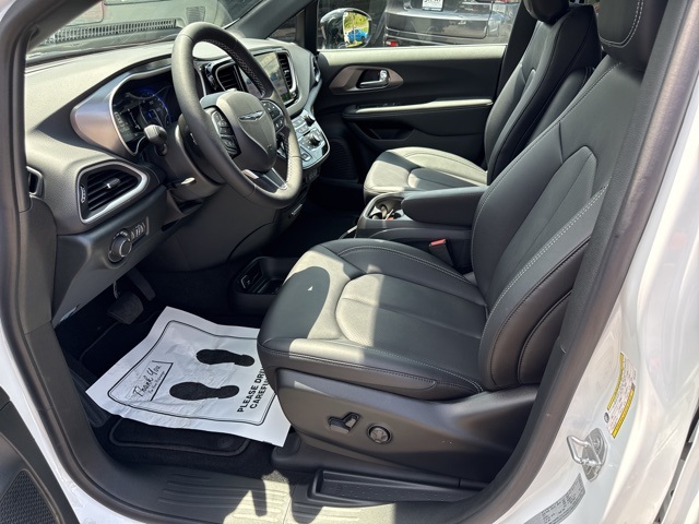 2025 Chrysler Voyager LX photo 14