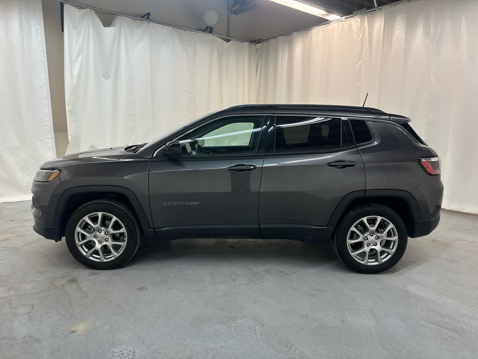 2022 Jeep Compass Latitude Lux photo 2