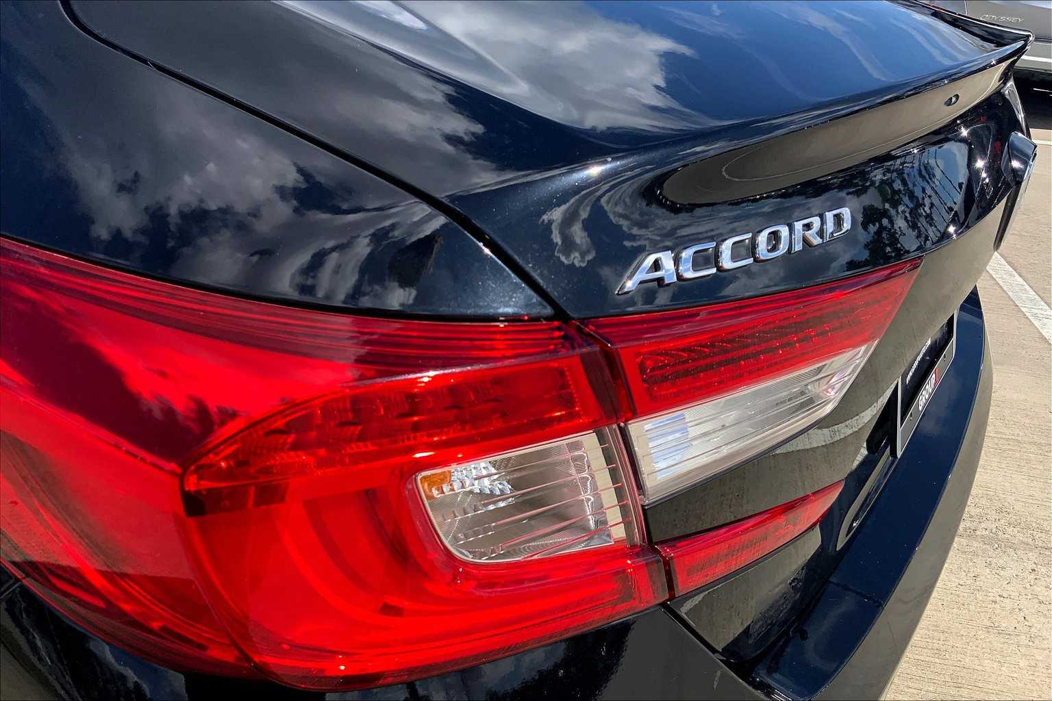 2018 Honda Accord Touring 1.5T photo 25