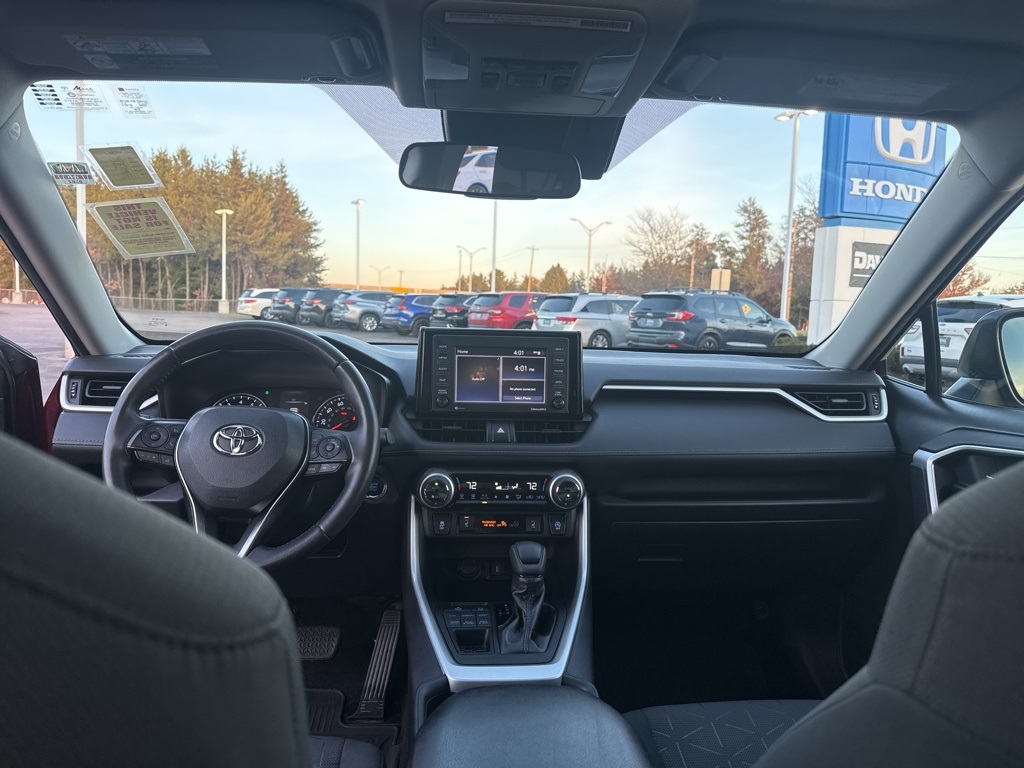 2020 Toyota RAV4 XLE photo 4