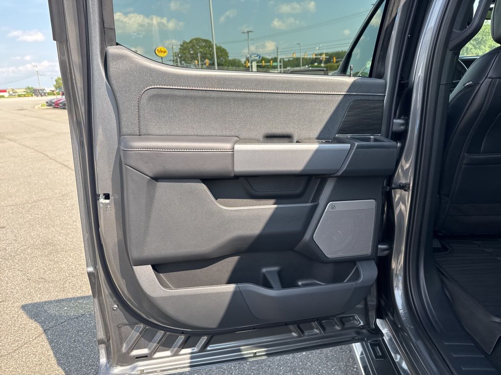 2025 Ford F-150 Lariat photo 18