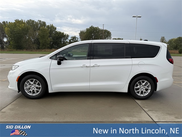 2026 Chrysler Pacifica photo 2