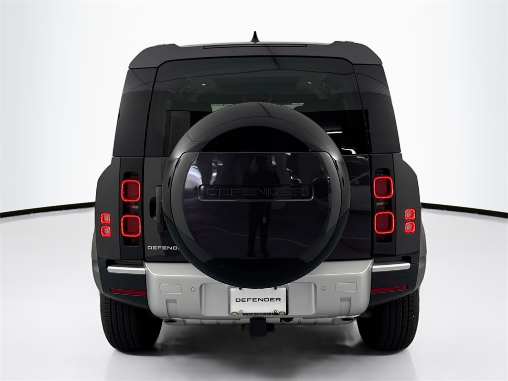 2025 Land Rover Defender 110 S photo 4