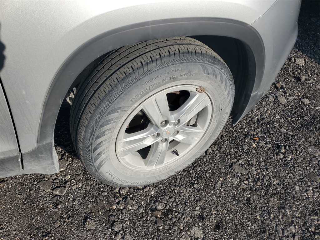 2020 Chevrolet Trax LS photo 2