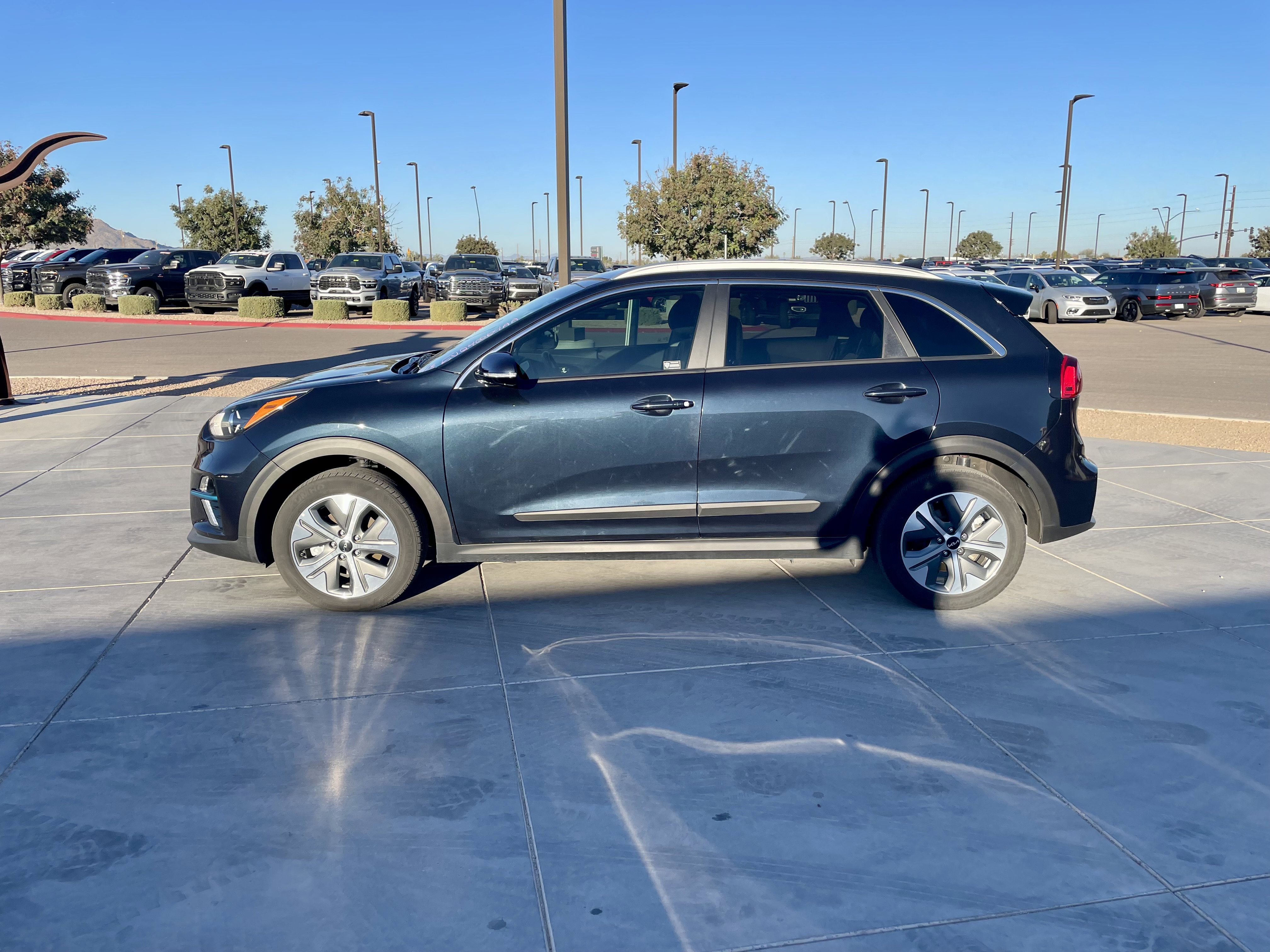 Used 2022 Kia Niro EX with VIN KNDCC3LG9N5137673 for sale in Queen Creek, AZ