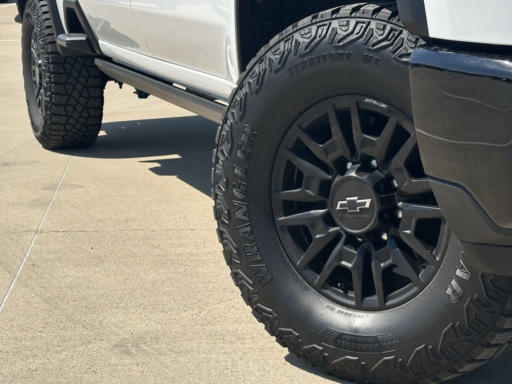 2025 Chevrolet Silverado 2500HD ZR2 photo 2