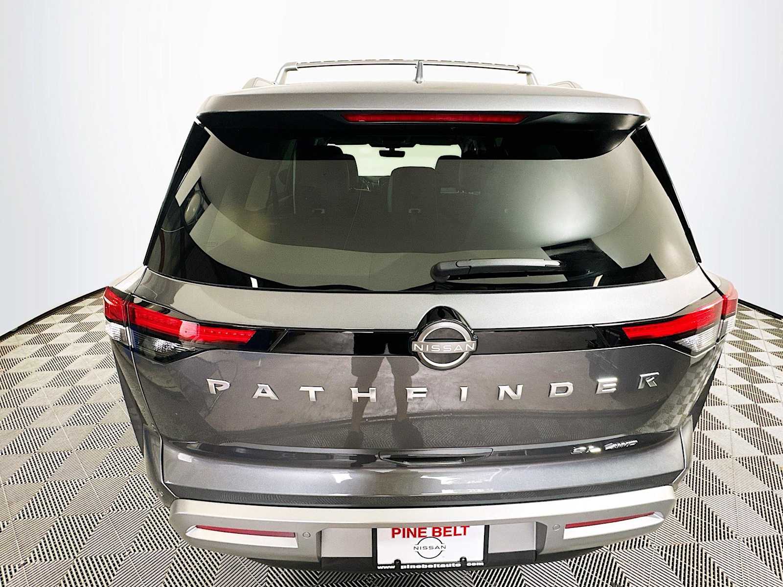 2025 Nissan Pathfinder SL photo 5
