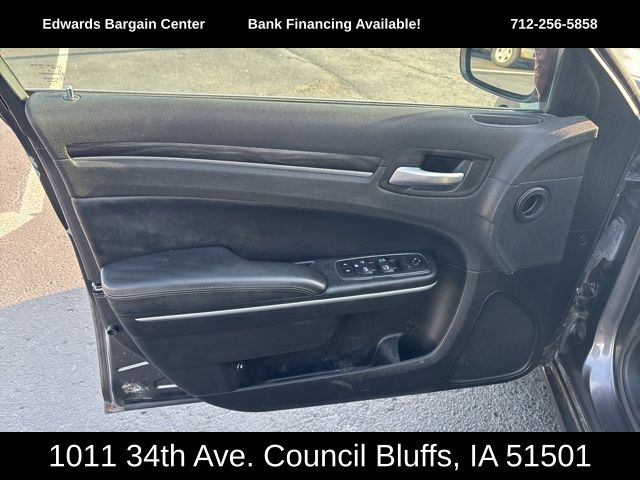 2020 Chrysler 300 Touring photo 14