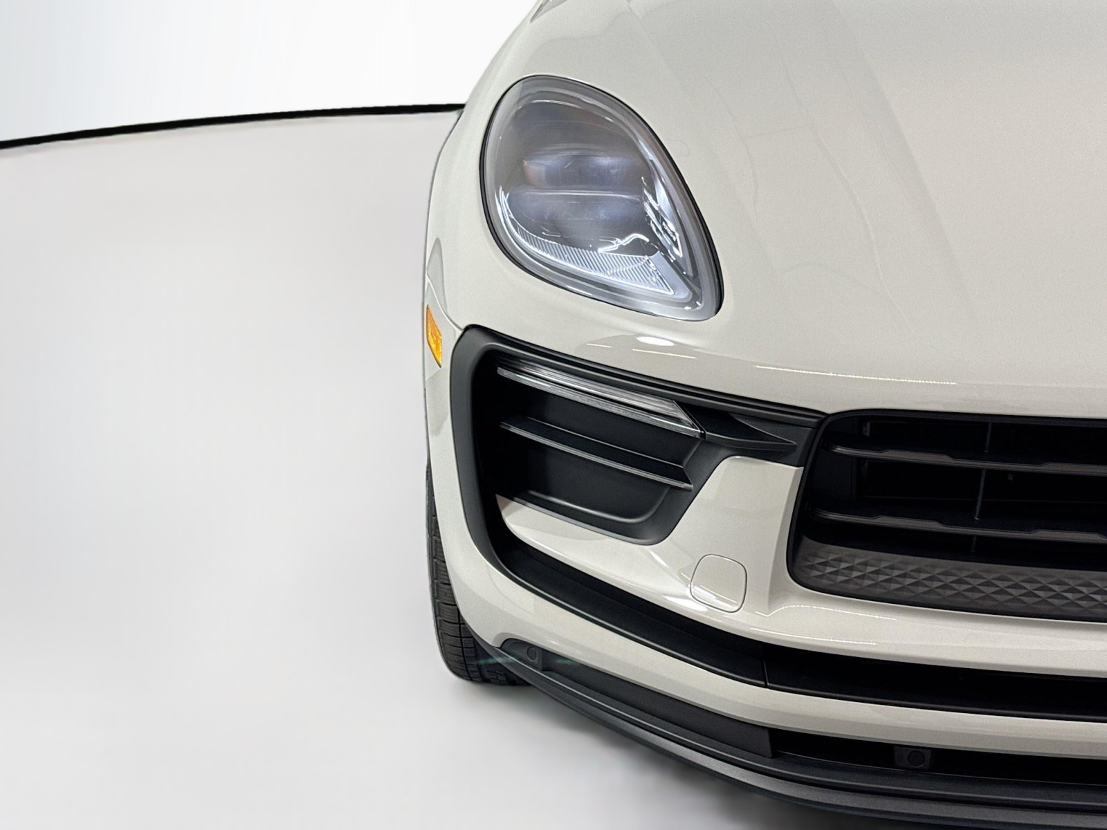 2025 Porsche Macan T photo 6