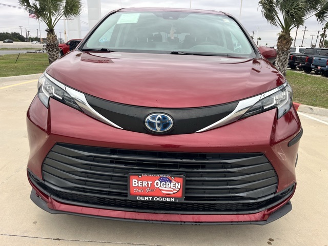 2023 Toyota Sienna LE's photo