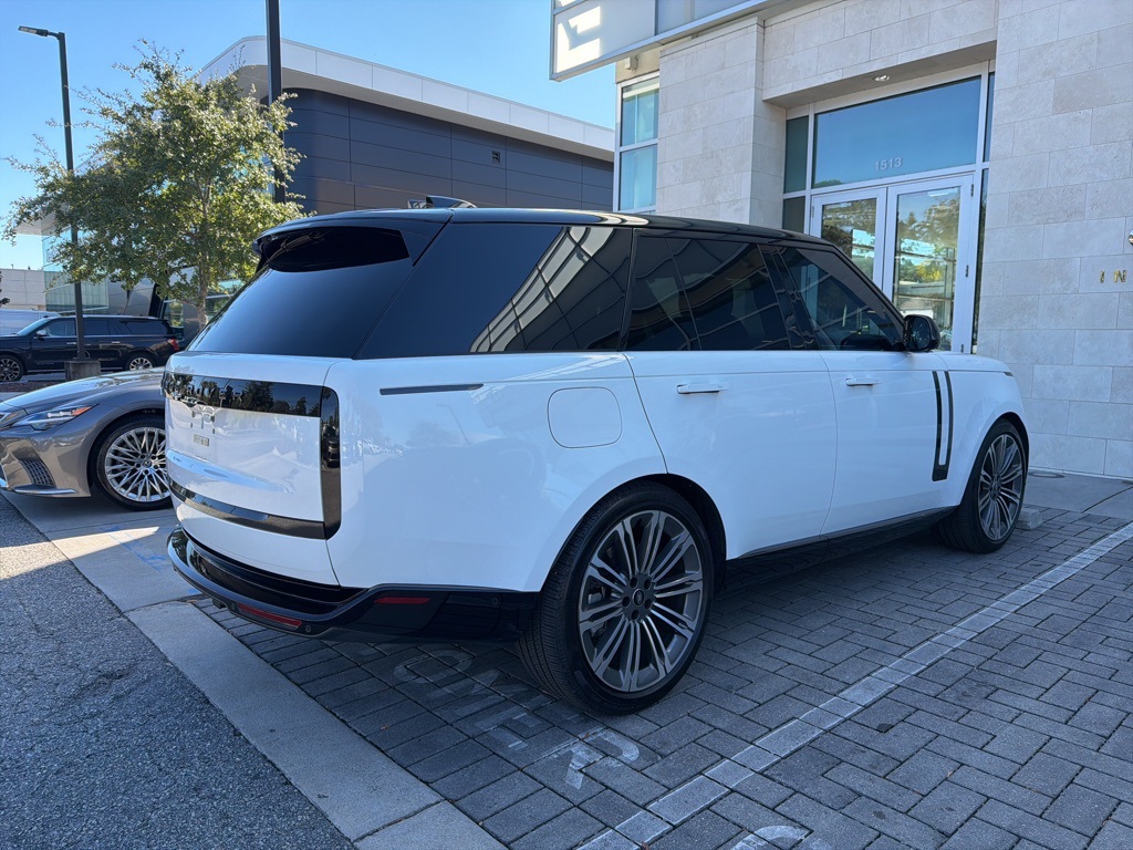 2025 Land Rover Range Rover SE photo 3