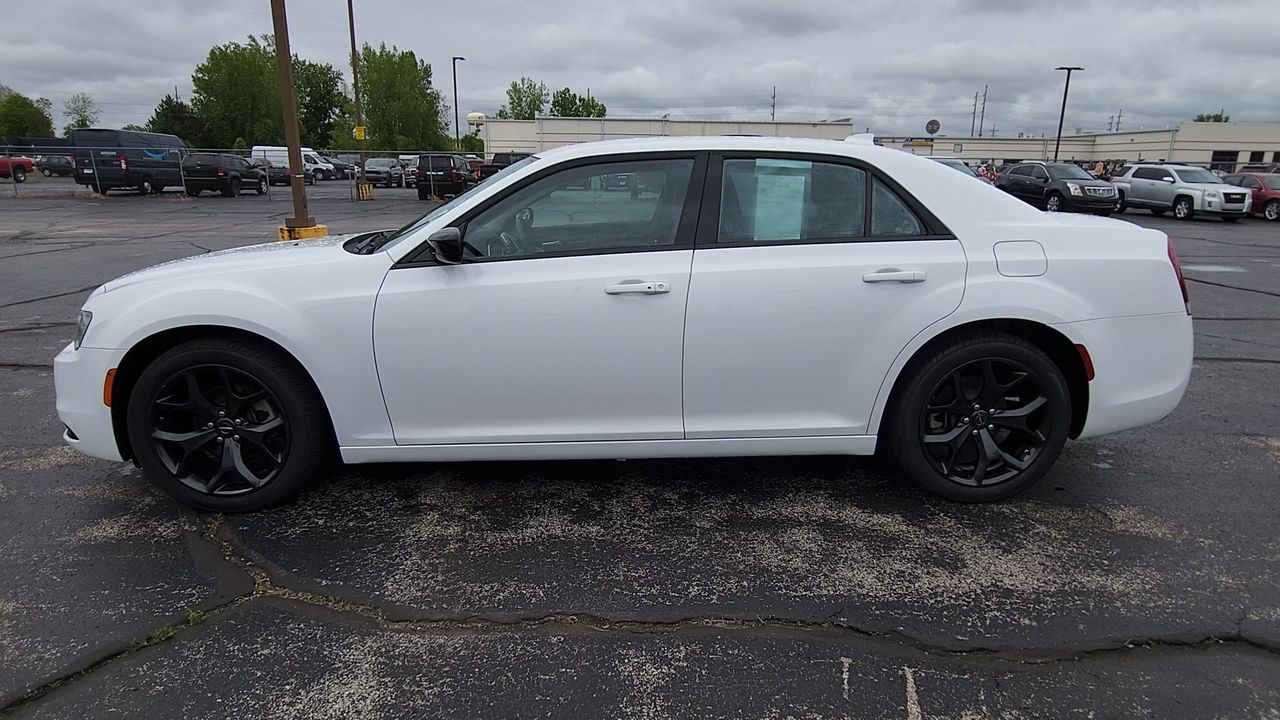 2023 Chrysler 300 Touring photo 4