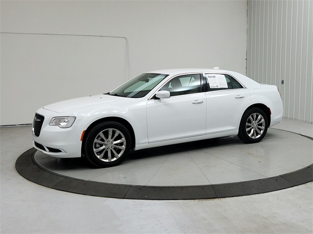 2023 Chrysler 300 Touring photo 2