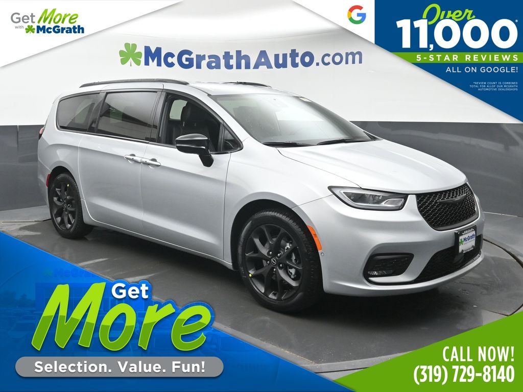 2026 Chrysler Pacifica Select's photo