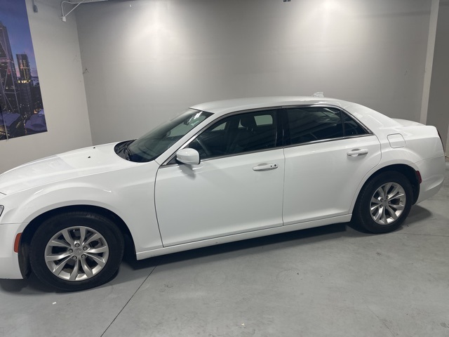 2023 Chrysler 300 Touring photo 2