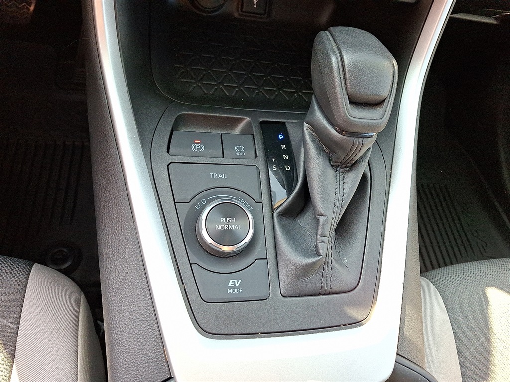 2022 Toyota RAV4 Hybrid XLE photo 17