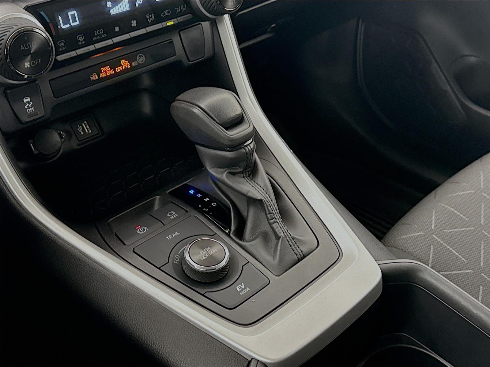 2024 Toyota RAV4 Hybrid XLE photo 25