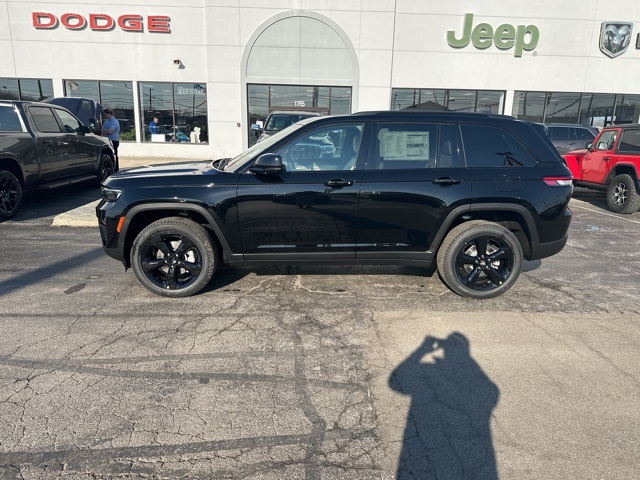 2025 Jeep Grand Cherokee Limited photo 3