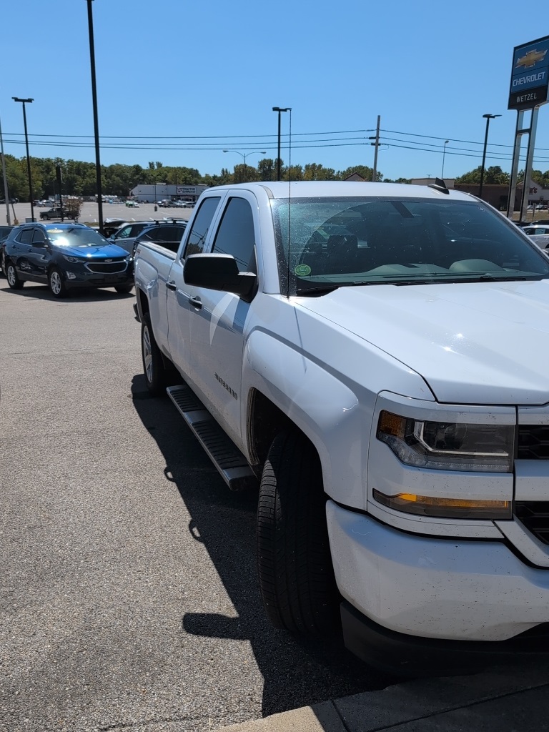 2018 Chevrolet Silverado 1500 Custom photo 3