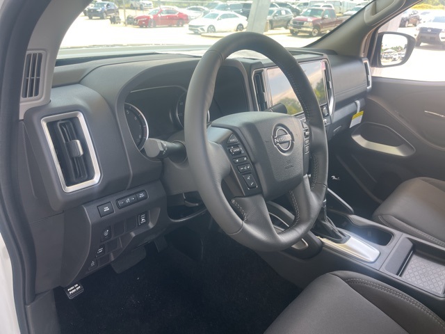 2025 Nissan Frontier Crew Cab SV photo 9