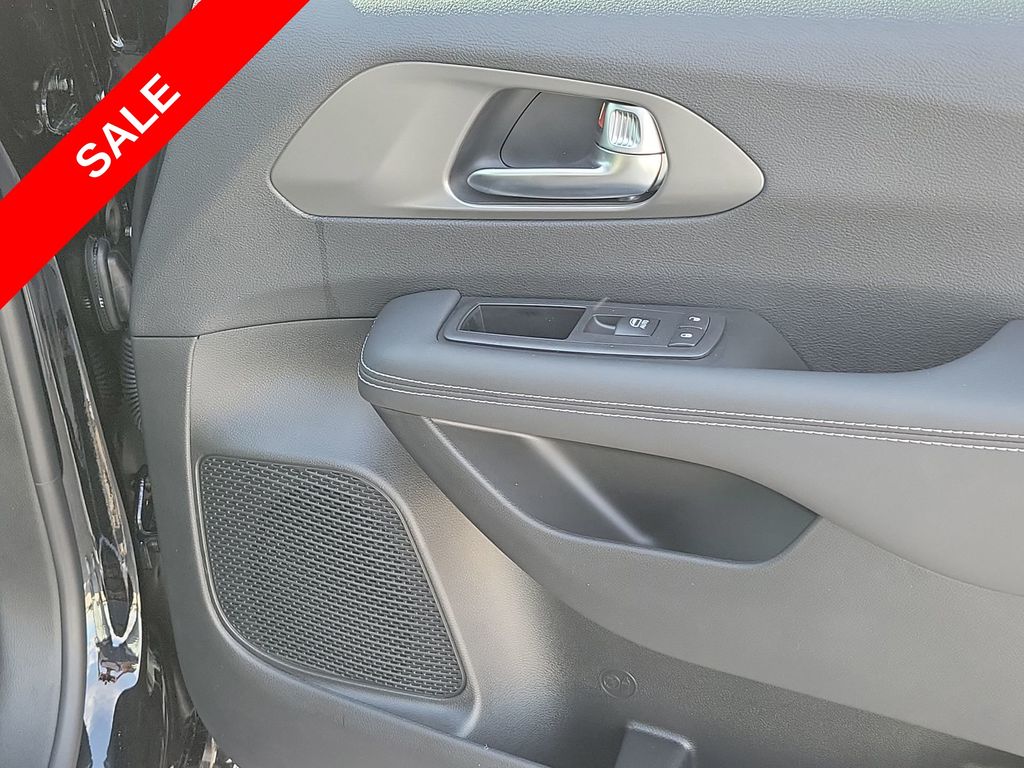 2025 Chrysler Pacifica photo 42