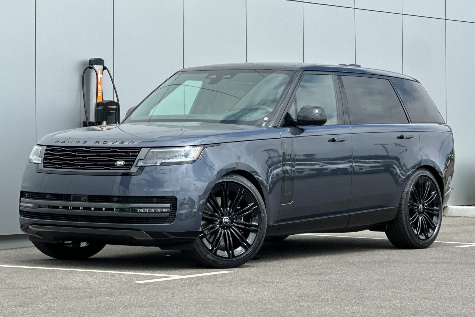 2025 Land Rover Range Rover SE photo 2