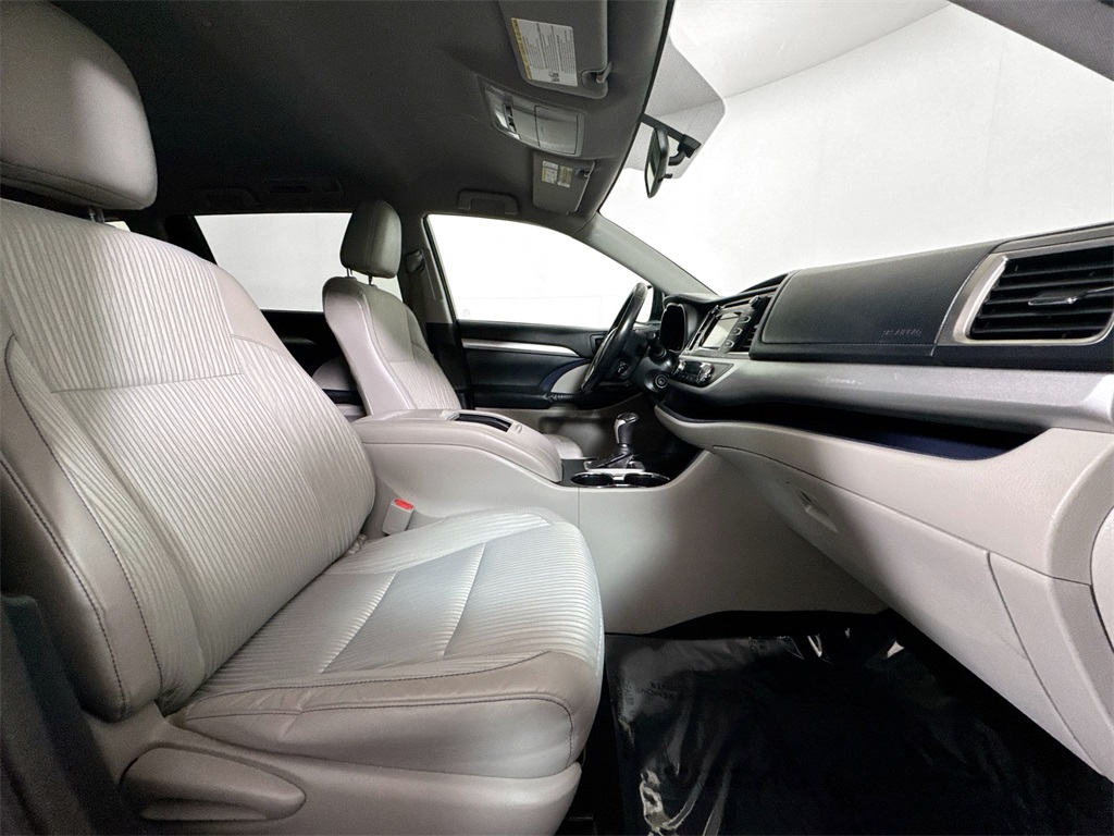2014 Toyota Highlander LE Plus photo 10