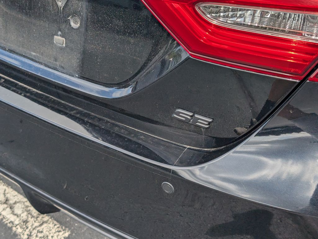 2018 Toyota Camry SE XLE photo 17