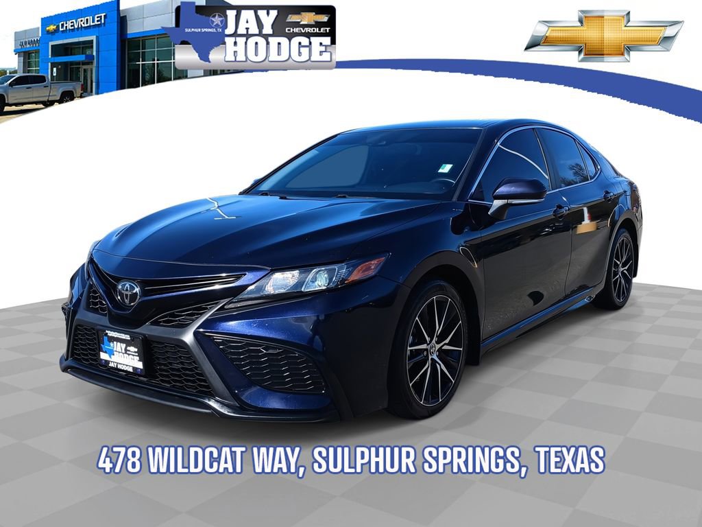 2022 Toyota Camry SE's photo