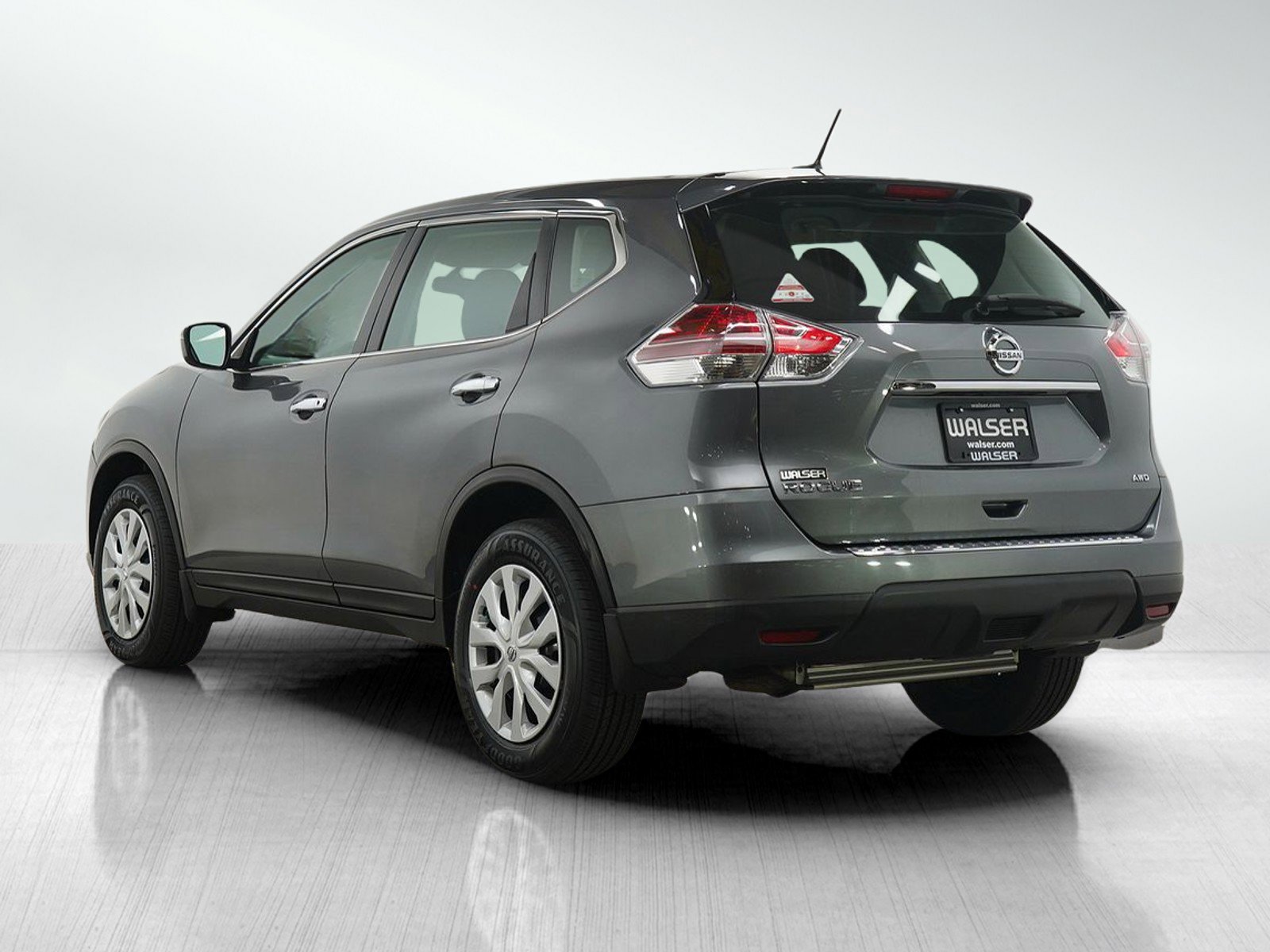 2015 Nissan Rogue S photo 2