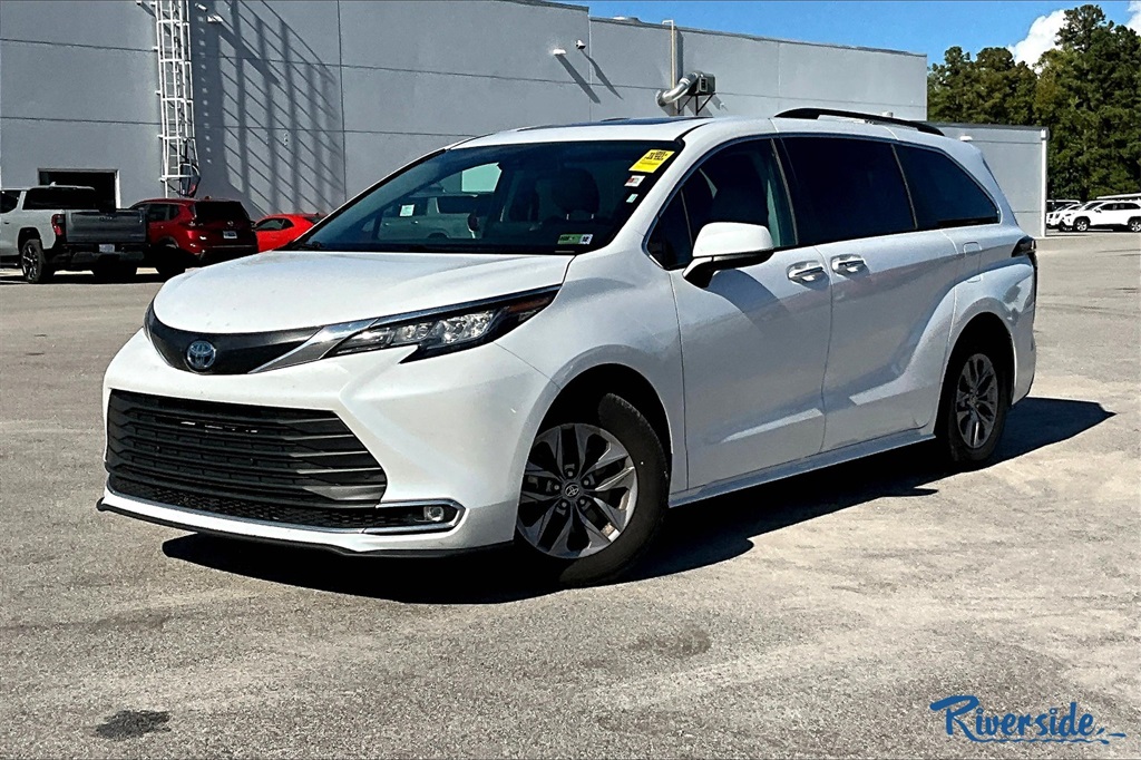 2023 Toyota Sienna XLE photo 3
