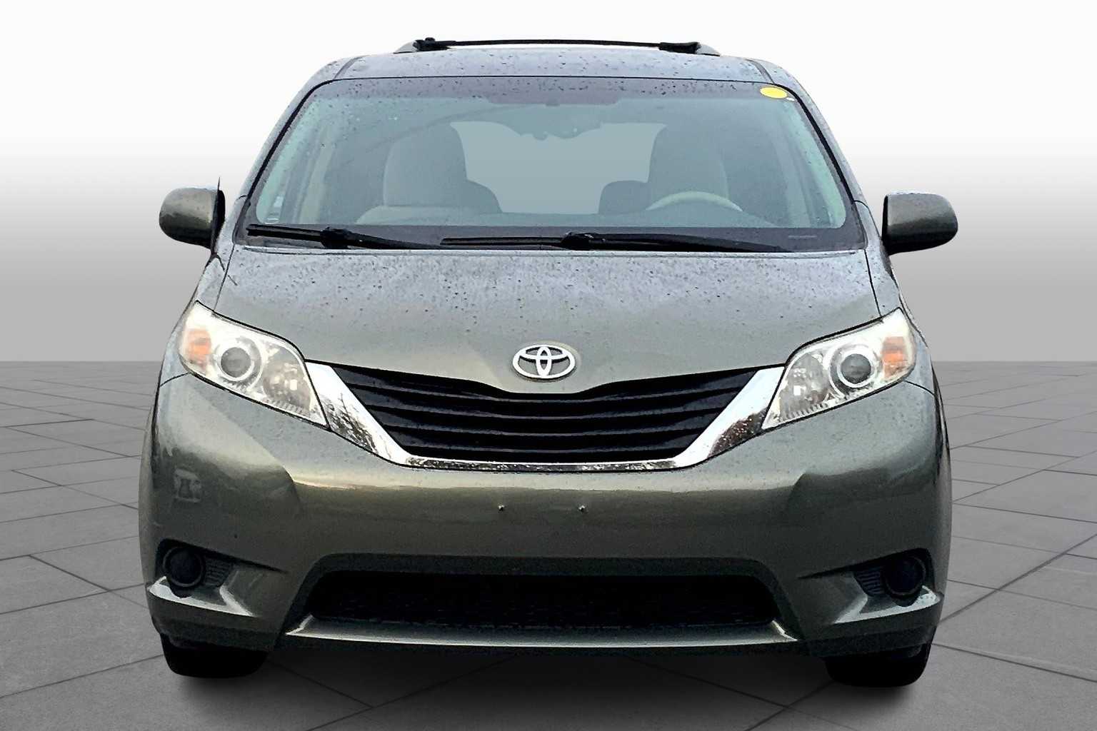 2011 Toyota Sienna LE photo 3